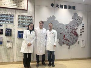 Dr. Leandro Lopes com médicos durante imersão em hospital da China